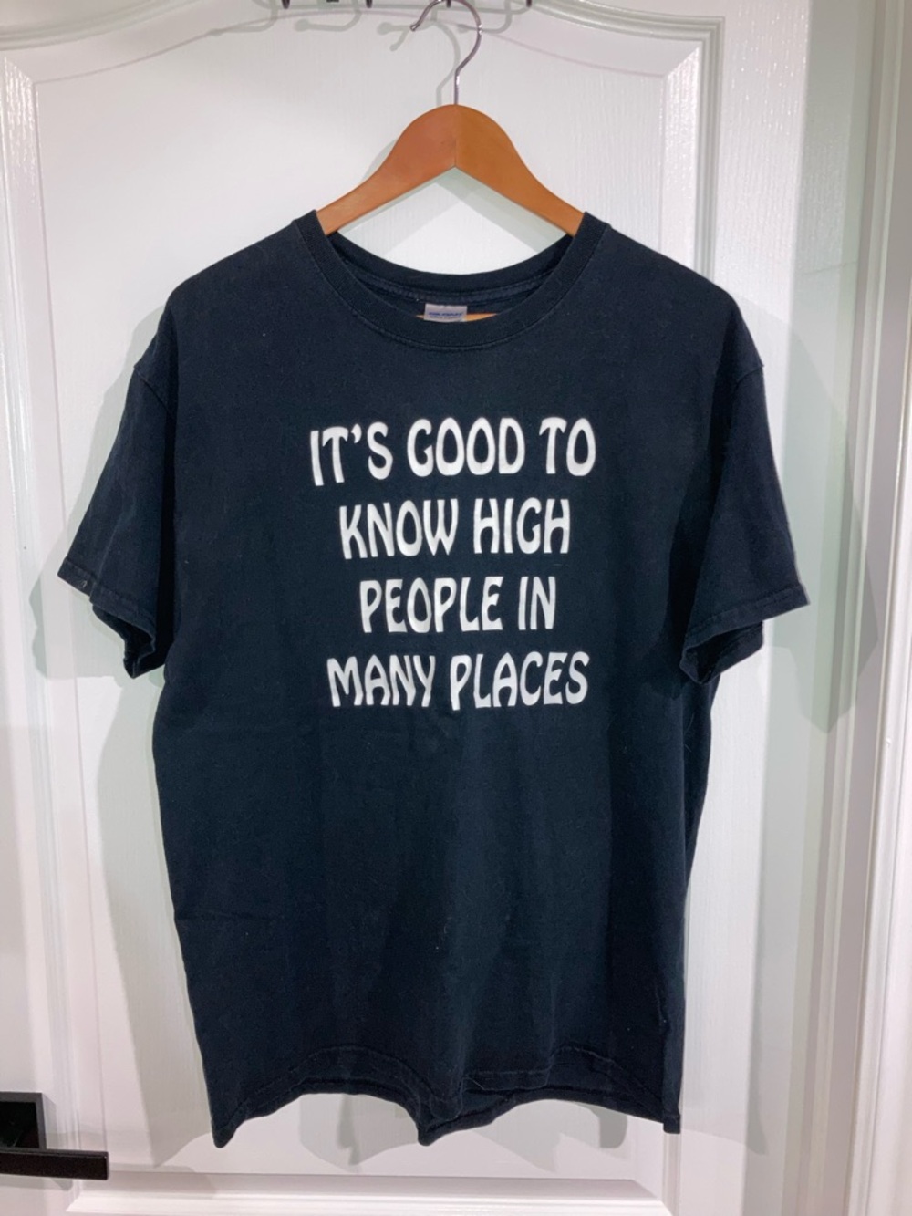 Black “It’s Good To Know High People In Many Places” T-shirt Gildan - size L